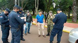 Policial assaltado (camiseta azul claro) ao lado de colegas (Foto: Marciano Candia/Última Hora)