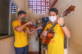 Irmãos venezuelanos tocam mais de 15 instrumentos. (Foto: Paulo Francis)