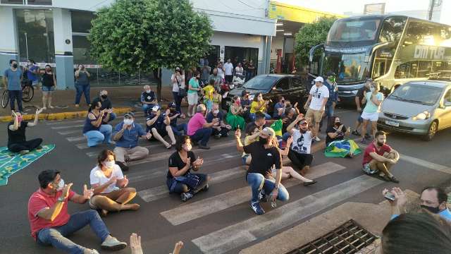 Liderados por dona de bordel, comerciantes protestam na casa de prefeito