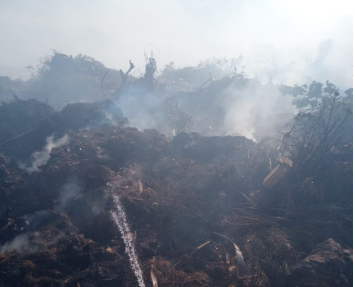 Bombeiros combatem inc&ecirc;ndio que pode durar dias em aterro