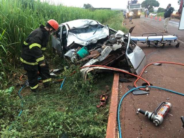 Carro fica destru&iacute;do ap&oacute;s acidente com caminh&atilde;o pipa e carreta
