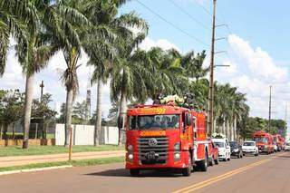 Carros dos bombeiros fazem cortejo para o colega, o primeiro da ativa vítima da covid-19 em MS. (Foto: Paulo Francis)