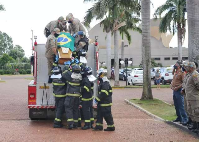 Bombeiros homenageiam &quot;her&oacute;i&quot; com sonho de ser pai, morto aos 29 anos pela covid