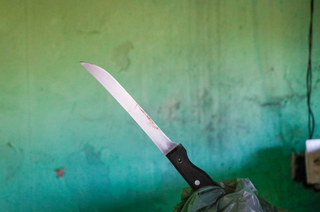 Outra faca suja de sangue foi encontrada em um dos cômodos da quitinete (Foto: Henrique Kawaminami)