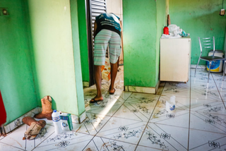 Hoje de manhã o proprietário da vila de casas foi fazer a limpeza no local onde o rapaz foi encontrado morto (Foto: Henrique Kawaminami)