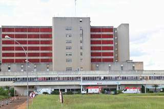 Com leito lotados no Hospital Regional, paciente aguardam por liberação de vagas dentro de ambulâncias (Foto: Paulo Francis-Arquivo)