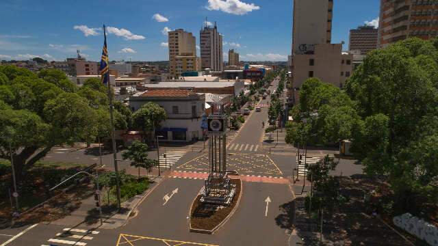 C&acirc;mara coloca m&eacute;dico e empres&aacute;rio frente a frente para debater lockdown