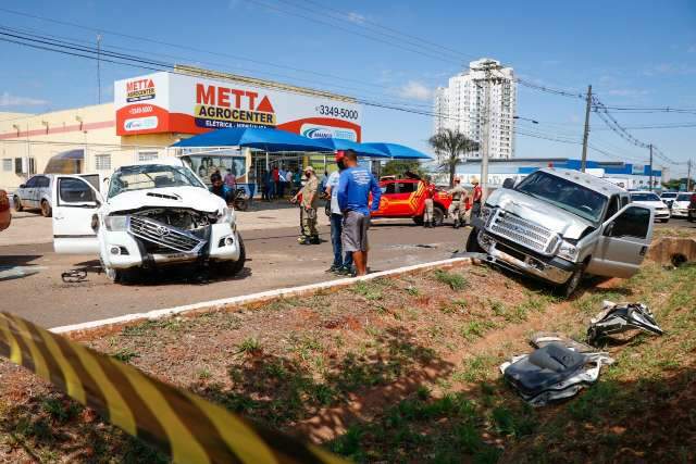 Homem &eacute; socorrido em estado grave ap&oacute;s colis&atilde;o de camionetes