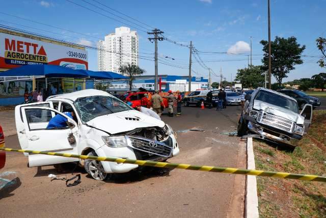 Motorista que ficou preso &agrave;s ferragens estava sem cinto e segue com quadro grave