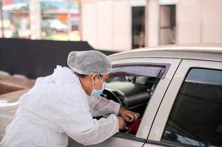 Morador de Sidrolândia é vacinado dentro do carro. (Foto: Divulgação)