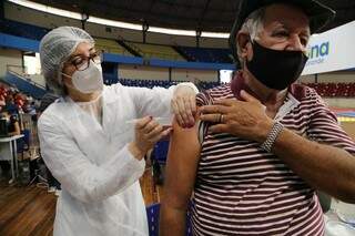 Idoso é vacinado no Guanandizão, em Campo Grande (Foto: Kísie Ainoã/Arquivo)