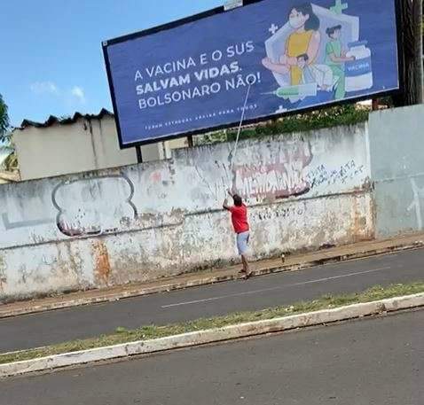 Outdoor a favor da vacina e contra Bolsonaro é depredado sob xingamentos