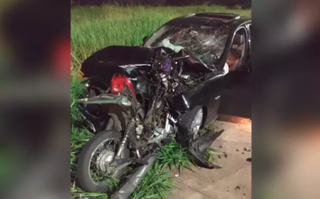 A moto Honda Biz, que a vítima conduzia, ficou presa em meio a lataria da BMW (Foto: Direto das Ruas)