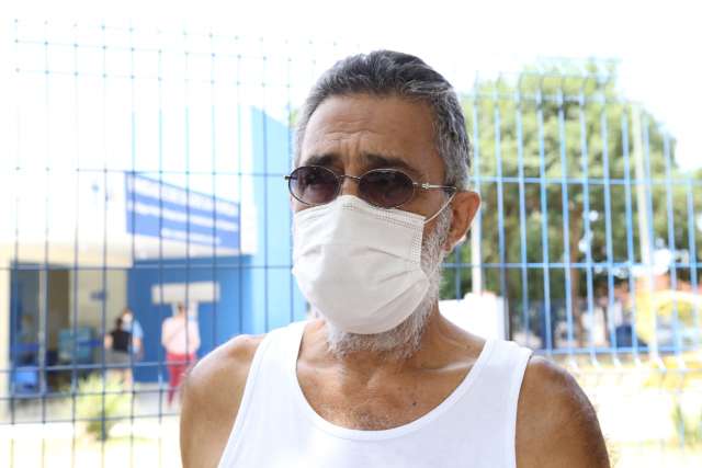 De bicicleta, Pedro chegou 2h antes para ser o primeiro a tomar vacina 