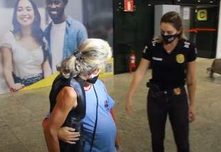 De azul, mulher que foi escrazada por família em Campo Grande abraçada com a mãe. (Foto: Reprodução/Youtube) 
