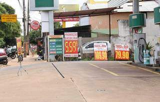 Posto de combustivel de Campo Grande com placas de preços no início de março. (Foto: Paulo Francis/Arquivo)