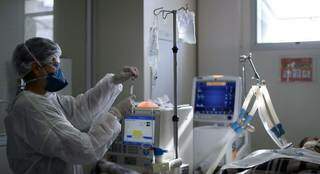 Profissional da saúde aplicando kit intubaçao em soro. (Foto: Ministério da Saúde)