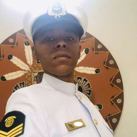 Alice se orgulha em poder dizer que &eacute; uma mulher transexual na Marinha