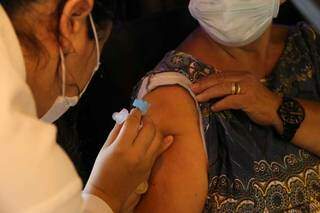 Idosa sendo vacinada no Parque Aryton Sena. (Foto: Kísie Ainoã) 