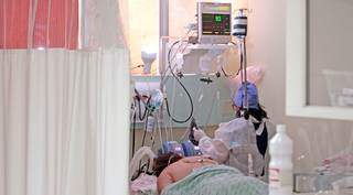 Paciente internado com covid-19 no Hospital Regional de Mato Grosso do Sul, considerado referência em relação ao coronavírus (Foto: Saul Schramm/Governo estadual)