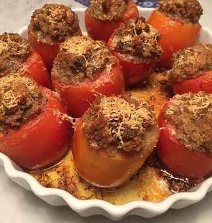 Sardinha em lata vira recheio de farofa com parmesão para esses tomates de forno (Foto: Arquivo Pessoal)