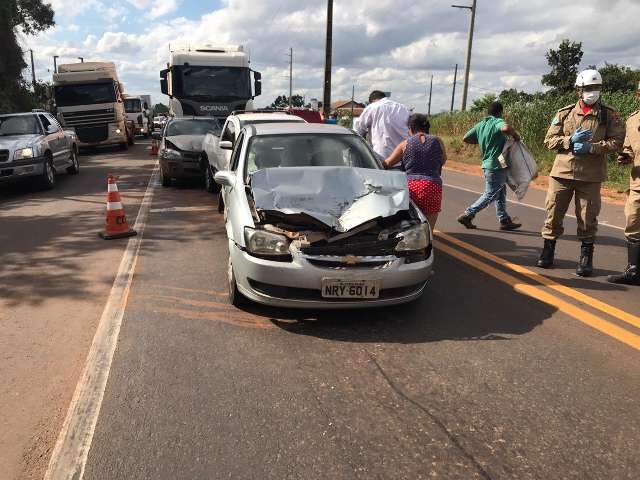 Engavetamento de 2 caminh&otilde;es e 3 carros paralisa tr&acirc;nsito