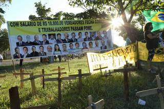 Manifestação também se opunha a vereadores eleitos em Campo Grande (Foto: Kísie Ainoã)