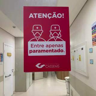 Aviso no corredor da UTI do hospital. (Foto: Arquivo Pessoal)