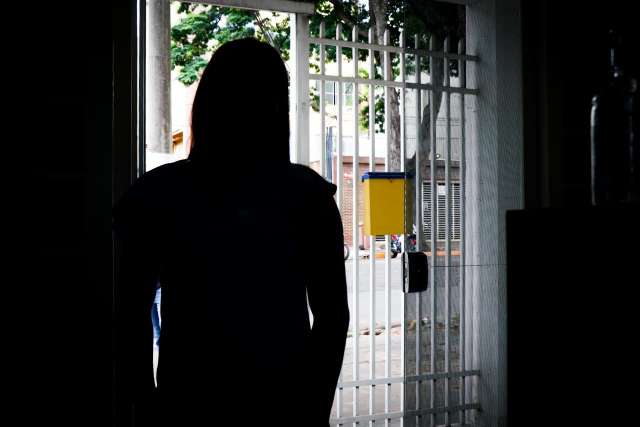 Gr&aacute;vida &eacute; feita ref&eacute;m e fica na mira de bandido em assalto a cl&iacute;nica 