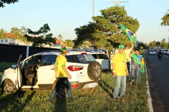 Manifestantes celebram ditadura, apoiam Bolsonaro e criticam lockdown