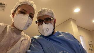 Ana e o marido Alexandre, também médico que atua em UTI. Internação de jovem fez a médica se ver na família do paciente. (Foto: Hospital Cassems Campo Grande)