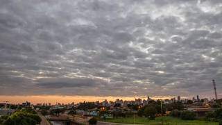 Campo Grande amanheceu com céu nublado (Foto: Henrique Kawaminami)