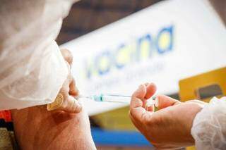 Vacina sendo aplicada em idoso, em Campo Grande. (Foto: Henrique Kawaminami)