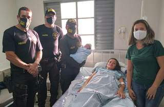 Após parto, mulher e bebê foram levados por policiais para hospital (Foto: Divulgação/DOF MS)