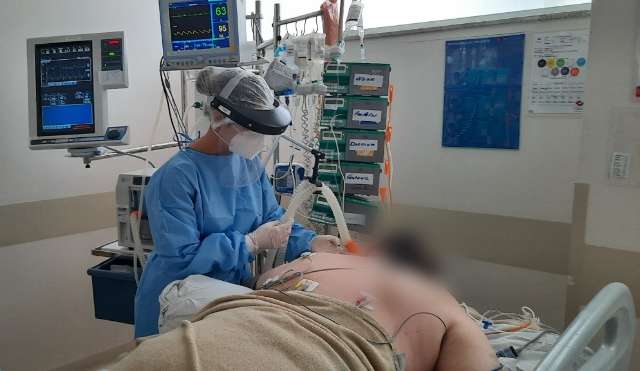 M&eacute;dica chora ao ver &quot;vida normal&quot; fora de UTI, onde intuba 100% dos pacientes
