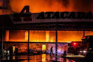 Incêndio consumiu todo o interior da loja e parte da estrutura. (Foto: Marcos Mauf | Arquivo)