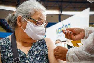 Ramona dos Santos Ferreira foi uma das vacinadas hoje no Guanandizão. (Foto: Henrique Kawaminami)