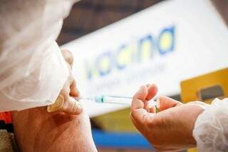 Vacina é aplicada em idosa no Guanandizão, em Campo Grande (Foto: Henrique Kawaminami)
