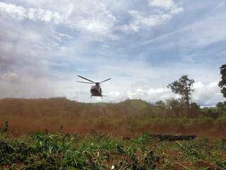 Helicóptero da PF brasileira pousa em área de cultivo de maconha (Foto: Divulgação/Senad)