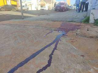 Marca de sangue formada na calçada onde o pedestre foi lançado (Foto: Jhefferson Gamarra)