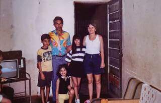 Clique antigo da família, com Valentim ao lado de Beth e junto dos três filhos que deixou para trás (Foto: Arquivo Pessoal)