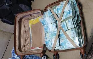 Mala com dinheiro apreendida hoje em operação da Polícia Federal. (Foto: Divulgação/PF)