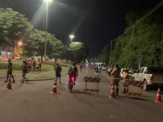 Movimentação de ciclistas e pedestres em atividades físicas nos altos da Avenida Afonso Pena. (Foto: Direto das Ruas)