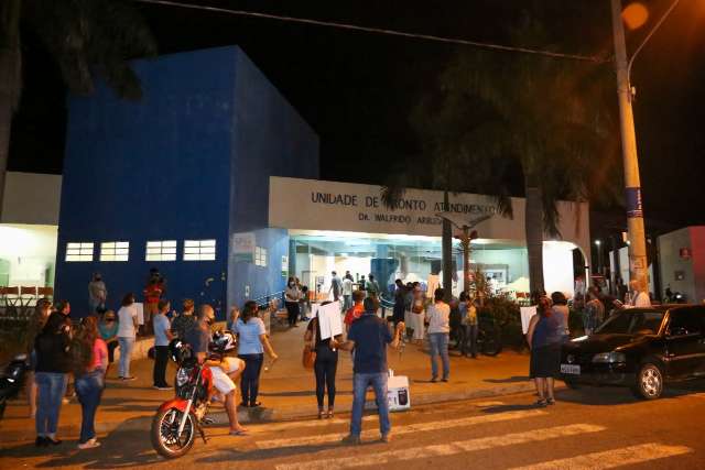 Na P&aacute;scoa da pandemia, Via Sacra termina com ora&ccedil;&otilde;es em posto de sa&uacute;de lotado