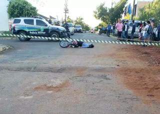 Corpo da vítima estirado no cruzamento de Coronel Sapucaia. (Foto: Direto das Ruas) 