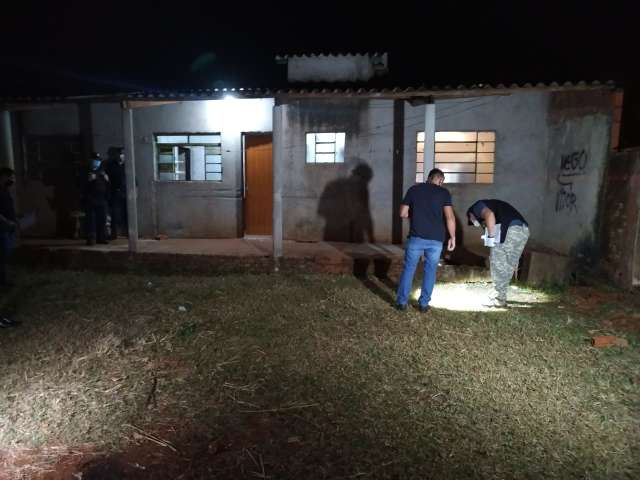 Homem sai correndo, mas &eacute; assassinado por dupla em sua pr&oacute;pria resid&ecirc;ncia