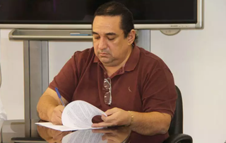 Prefeito de Corumbá, Marcelo Iunes, assina documento em evento (Foto: Divulgação) 