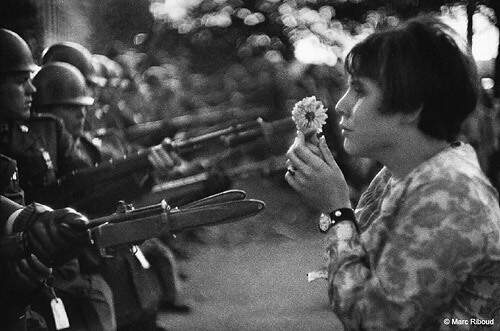 Duas pessoas se abraçando. faça amor não faça guerra.