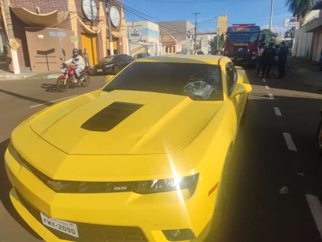 Motorista de Camaro atropela pedestre e sai correndo a p&eacute;