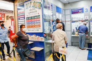Movimento de clientes em lotérica da Capital. (Foto: Henrique Kawaminami)